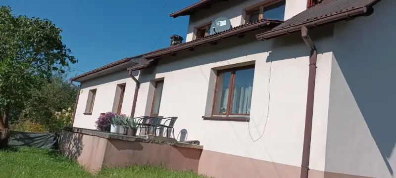 1/2 udziału w gospodarstwie rolnym , dwa domy do remontu , całość około 4 ha 