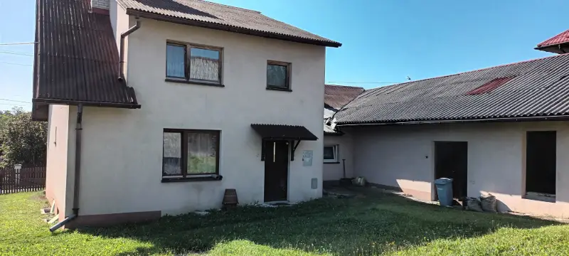 1/2 udziału w gospodarstwie rolnym , dwa domy do remontu , całość około 4 ha 
