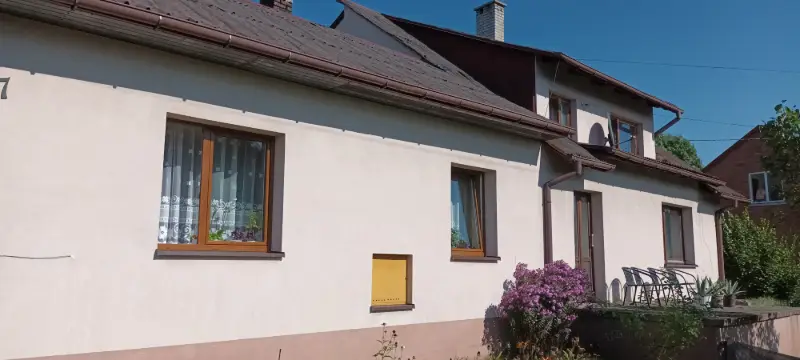 1/2 udziału w gospodarstwie rolnym , dwa domy do remontu , całość około 4 ha 