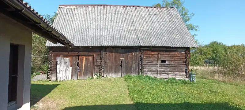 1/2 udziału w gospodarstwie rolnym , dwa domy do remontu , całość około 4 ha 