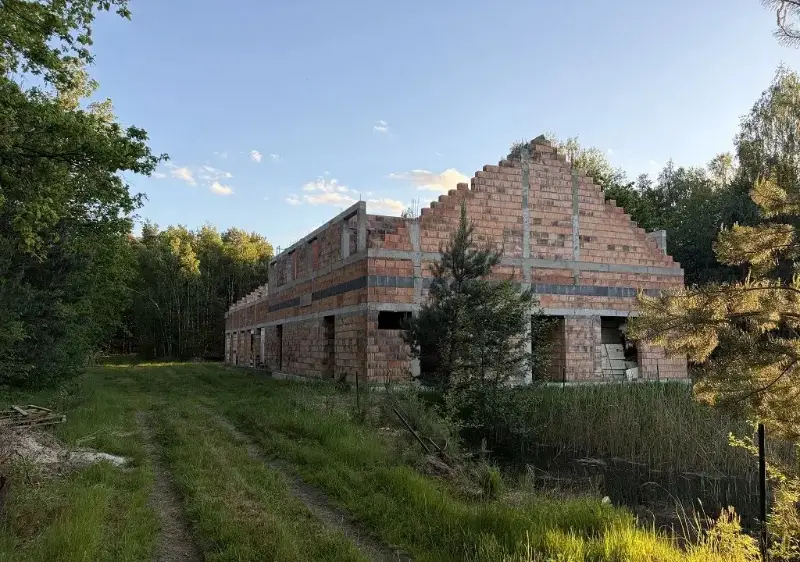 Obiekt gastronomiczno-hotelowy w budowie - 700 m², działka 5900 m², staw i potencjał inwestycyjny
