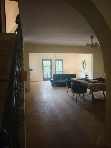 Dom z działką (około 1300m2, garażem i parkinkiem + lokal usługowy