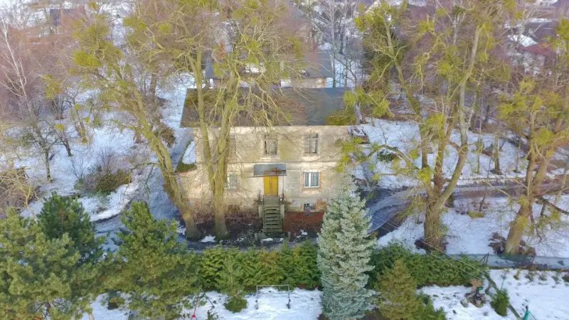 Działka z zabytkowym domem do remontu 