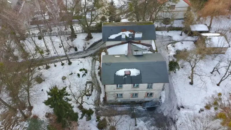 Działka z zabytkowym domem do remontu 