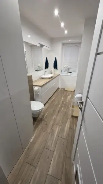 1/2 bliźniaka w centrum miasta - bardzo wysoki standard wykończenia, wyłączne użytkowanie połowy działki (quoad usum). Problem: samowole i 1/2 udziałów